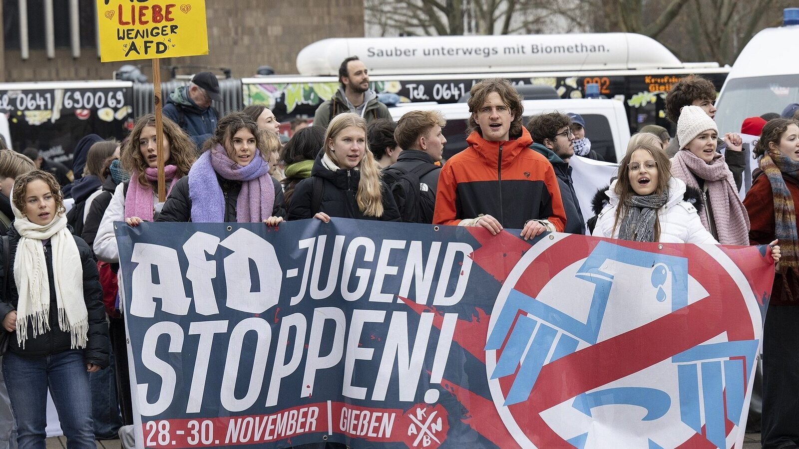 [ad_1] Partidul de extremă dreaptă Alternativa pentru Germania (AfD) și-a reorganizat grupul de tineri, intitulat „Generation Deutschland”, în cadrul unui congres desfășurat la Giessen, aproape de Frankfurt