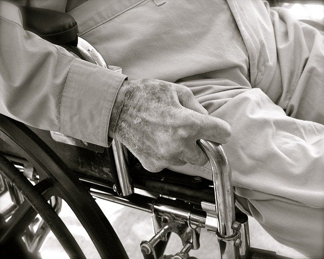 Un fost medic italian în vârstă de 80 de ani a solicitat pentru prima dată asistență de urgență; după șase ore de așteptare, a plecat fără consult medical, fiind lăsat într-un scaun cu rotile, într-un context de dificultăți majore ale sistemului sanitar din țară