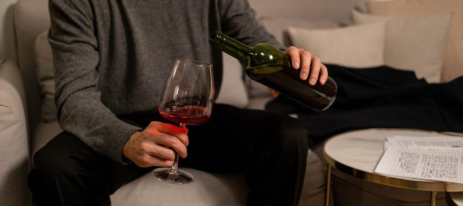 [ad_1] Un bar de cocktailuri își justifică politica de a nu permite accesul persoanelor individuale, motivând această decizie prin preocuparea pentru „siguranță”
