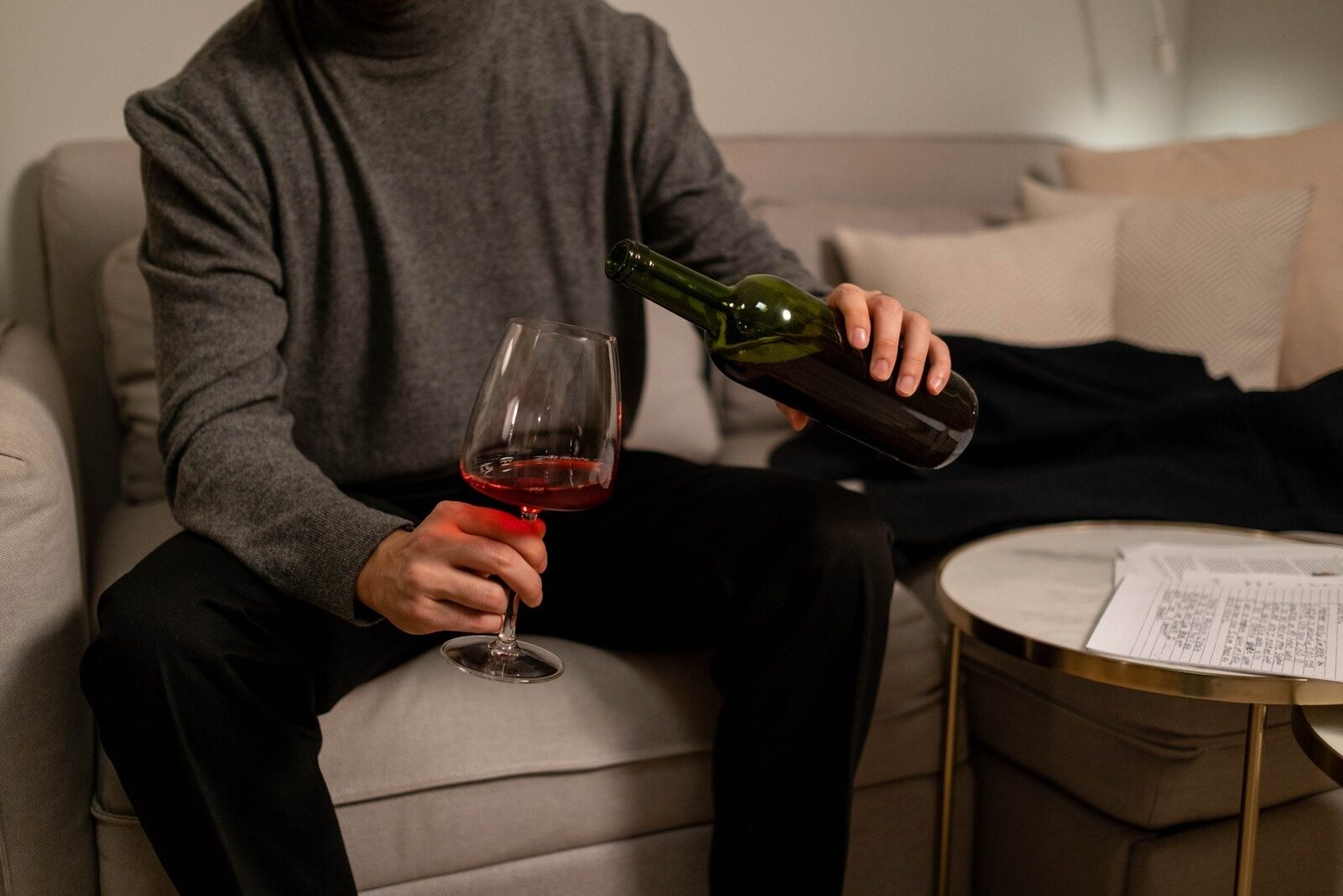[ad_1] Un bar de cocktailuri își justifică politica de a nu permite accesul persoanelor individuale, motivând această decizie prin preocuparea pentru „siguranță”