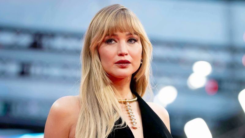 Jennifer Lawrence dezvăluie că are o „viață secretă” și se implică în dispute pe TikTok.
