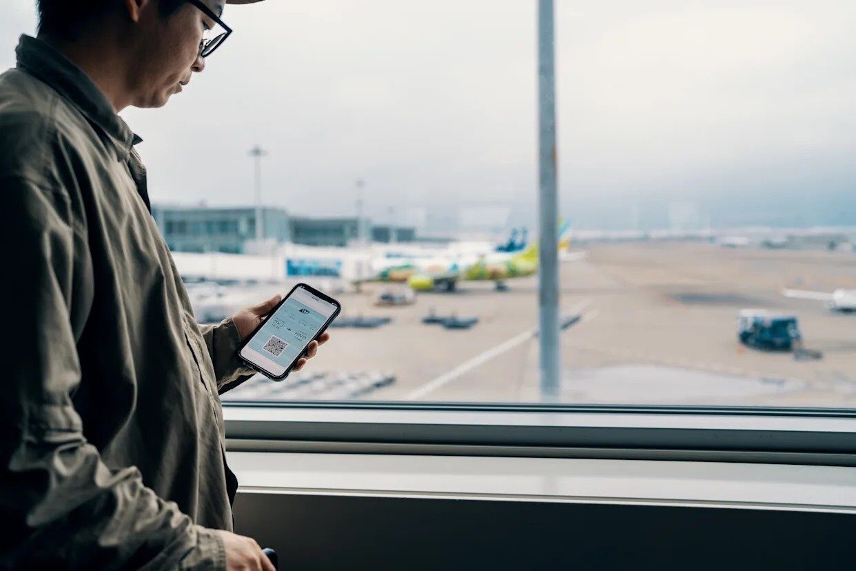 [ad_1] Plănuiți o călătorie în afara țării? În era digitală, aplicațiile mobile au devenit parteneri esențiali pentru turiști, oferindu-le instrumente practice pentru o experiență mai sigură, organizată și fără probleme