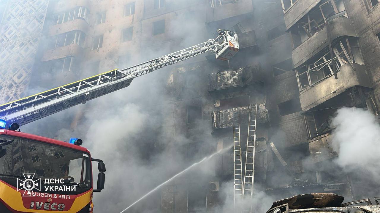 [ad_1] În orașul Ternopil, situat în vestul Ucrainei, până la ora 15:09 s-au confirmat decesul a 25 de persoane, iar alte 73 au fost rănite, în urma unui atac recent cu rachete asupra unei clădiri rezidențiale, conform informațiilor oferite de serviciile de urgență ale Ucrainei