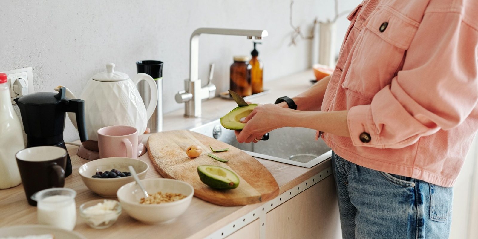 [ad_1] O felie de pâine cu avocado și una cu unt de arahide sunt două variante populare pentru micul dejun, dar care dintre ele are un impact mai favorabil asupra sănătății? Nutriționiștii oferă explicații