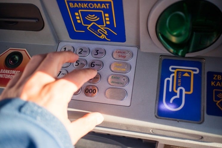 [ad_1] Guvernul irlandez a aprobat recent o legislație care le cere instituțiilor financiare din țară să asigure accesul la cel puțin un bancomat pentru 97% din locuitori, în cercul de 10 kilometri din proximitate