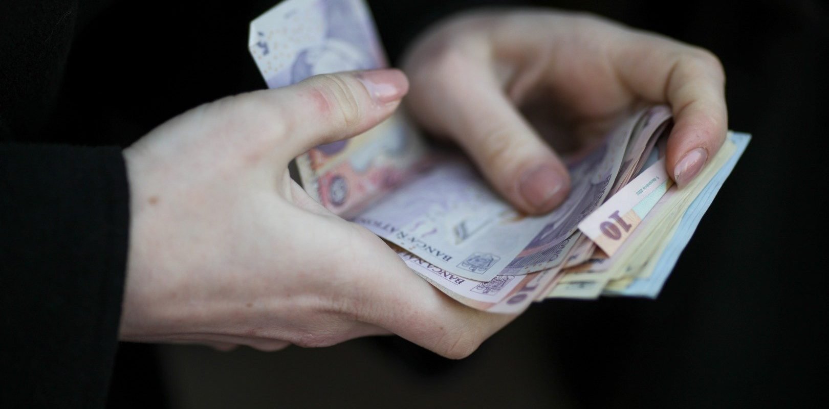 Deputat din partidul de extremă dreaptă SOS susține nevinovăția Oanei Gheorghiu, după ce Consiliul Superior al Magistraturii a depus plângere penală, afirmând că aceasta doar a expus un adevăr dureros despre finanțarea pensiilor speciale din fonduri comune.