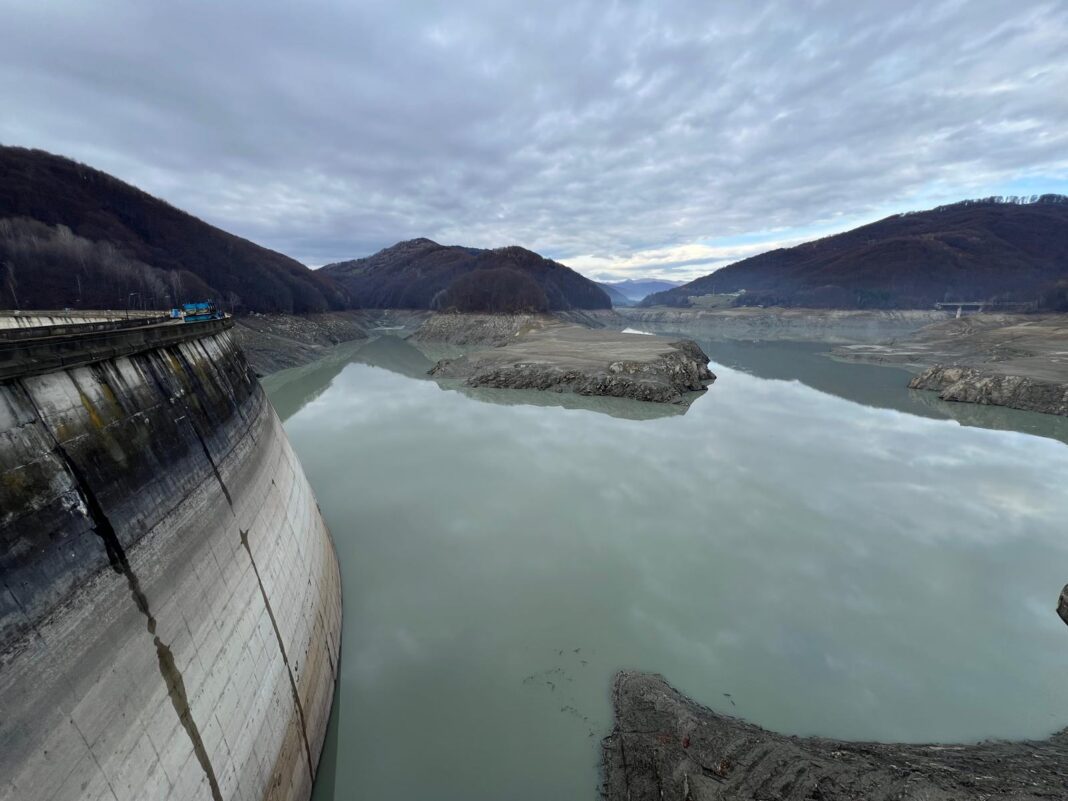 [ad_1] Toate solicitările primăriilor din zonele afectate de criza apei, cauzată de problema de la lacul de acumulare Paltinu, vor fi adunate și urmează să se organizeze o întâlnire a Comitetului Național pentru Situații de Urgență, pentru a discuta despre sprijinul oferit de Guvern localităților care au rămas fără apă potabilă, a anunțat duminică ministrul Mediului