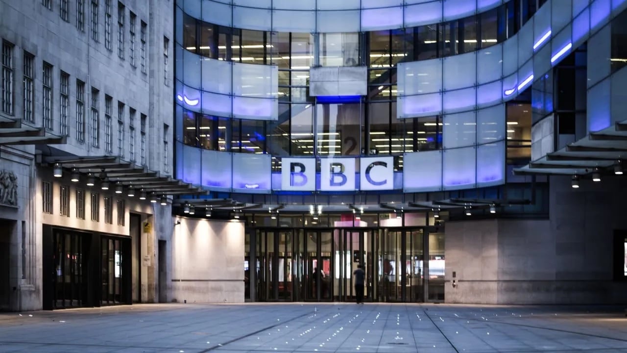 Anunț de ultim moment: Demisii în conducerea BBC – directorul general și șefa BBC News renunță în urma scandalului legat de editarea înșelătoare a unui documentar despre Donald Trump