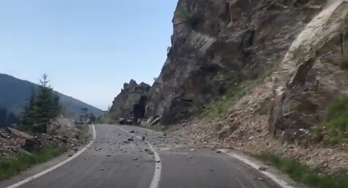 [ad_1] Traficul pe drumul național 7C, cunoscut și sub numele de Transfăgărășan, a fost întrerupt temporar joi, după ce mai multe stânci au căzut pe carosabil