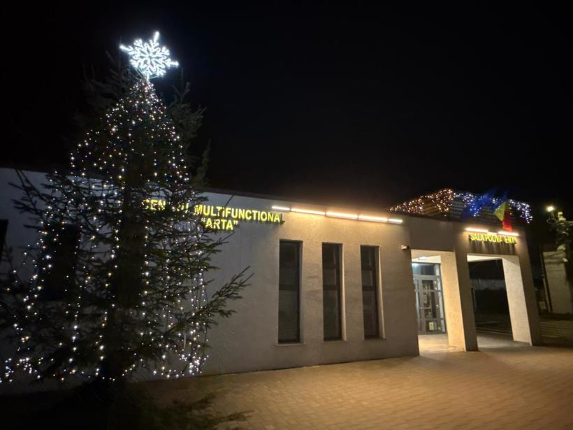 Un brad de Crăciun decorat într-un cartier din Suceava a fost reamorsat după ce luminile au fost aprinse, din cauza riscului de cădere asupra trecătorilor, conform autorităților