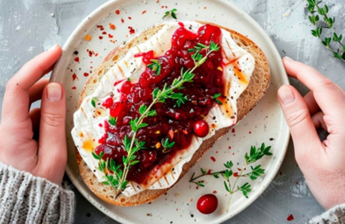 Idei de topping-uri pentru bruschette de iarnă: de la ciuperci sotate și brânză de capră cu fructe, la gorgonzola și ricotta cu nuci și miere