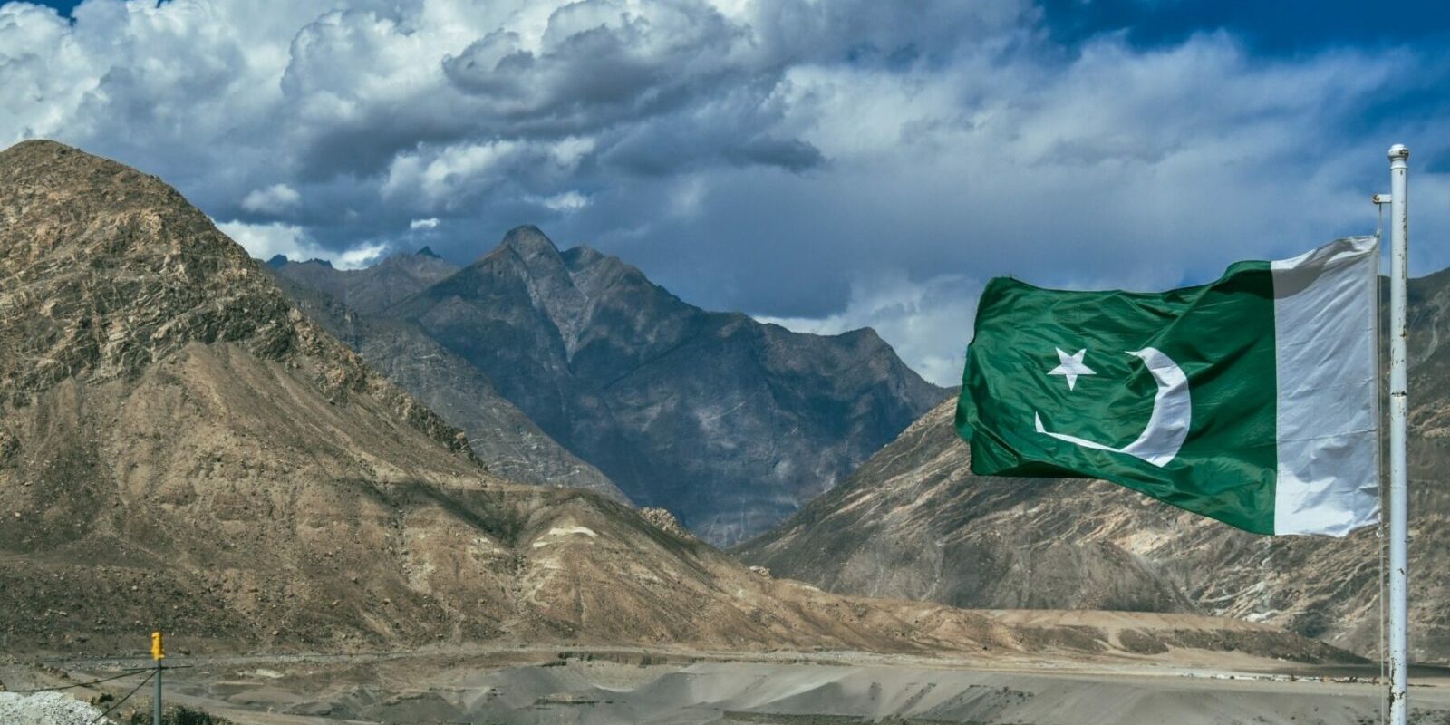 [ad_1] Parlamentul din Pakistan a aprobat joi o modificare controversată a Constituției, care oferă președintelui țării și actualului șef al armatei imunitate pe toată durata vieții împotriva oricăror acuzații penale