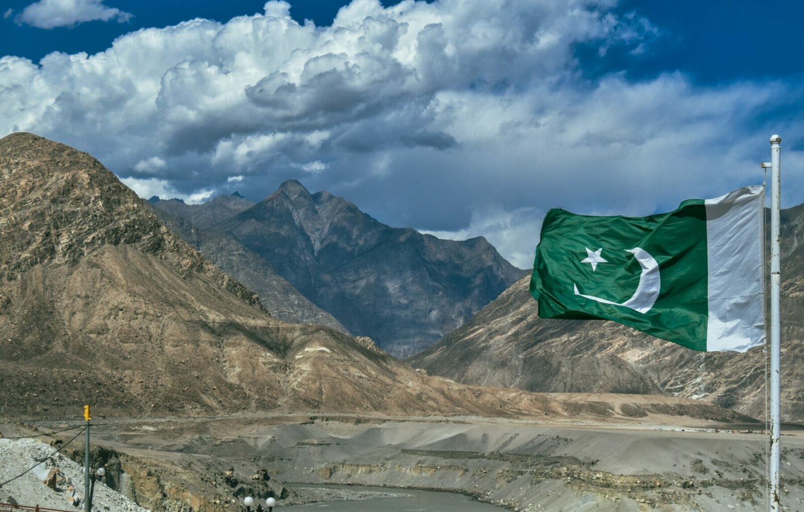 [ad_1] Parlamentul din Pakistan a aprobat joi o modificare controversată a Constituției, care oferă președintelui țării și actualului șef al armatei imunitate pe toată durata vieții împotriva oricăror acuzații penale