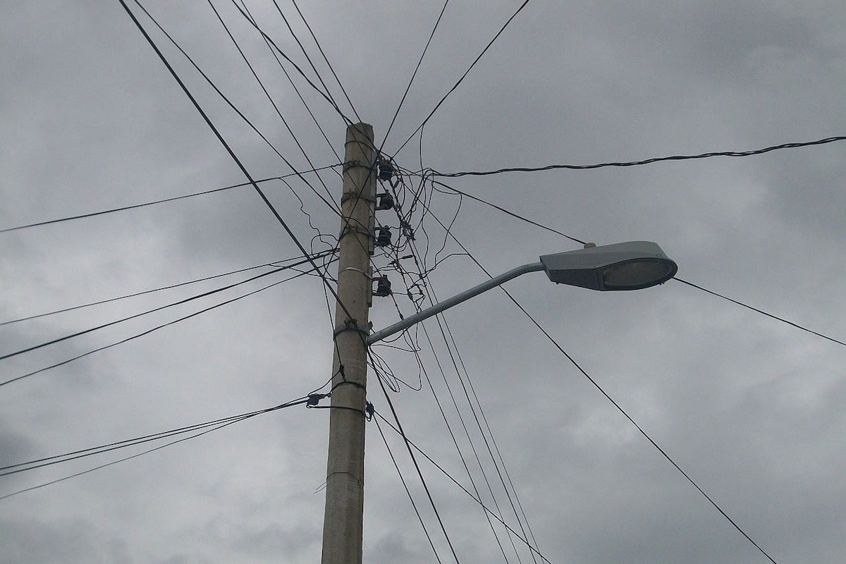 Primăria Lugoj solicită companiilor de telecomunicații să elibereze stâlpii încărcați excesiv cu cabluri din cauza riscului de prăbușire