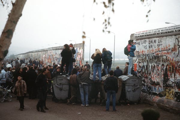 Germanii sărbătoresc 36 de ani de la căderea Zidului Berlinului: Imagini spectaculoase din 9 noiembrie 1989 arătând zidul devenit simbol al libertății – VIDEO