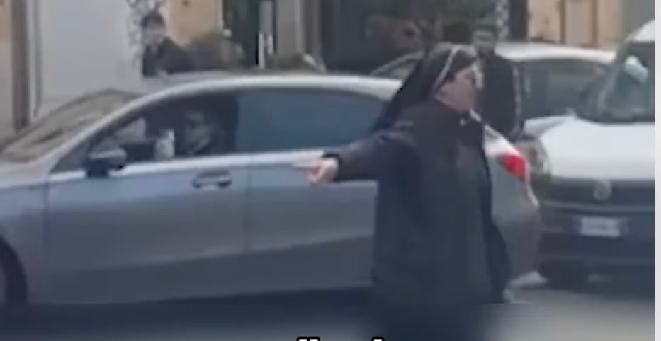 Video: O monahă în adidași dirijează circulația în Roma pentru a pune capăt haosului, insulte și claxoane: „Preiau rolul polițistului rutier”