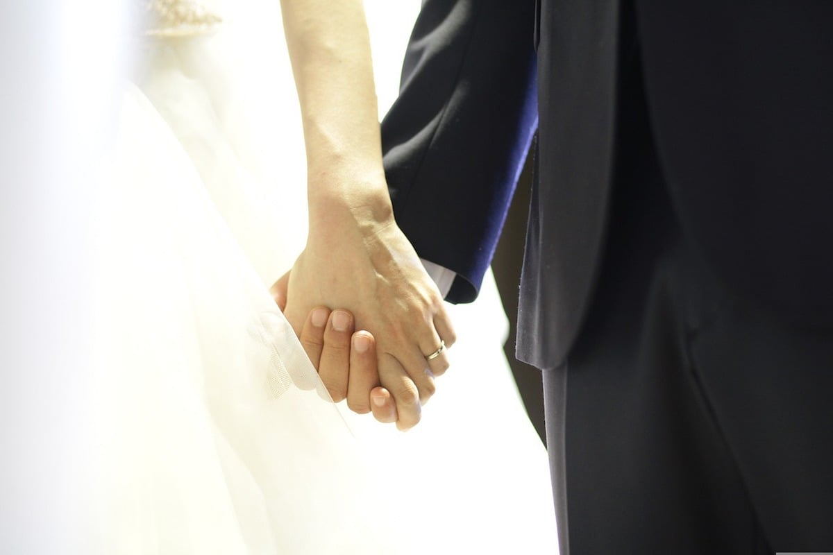 Soțiile pot păstra numele după divorț fără consimțământul soțului, în urma unui proiect de lege propus de USR și PNL pentru reducerea birocrației