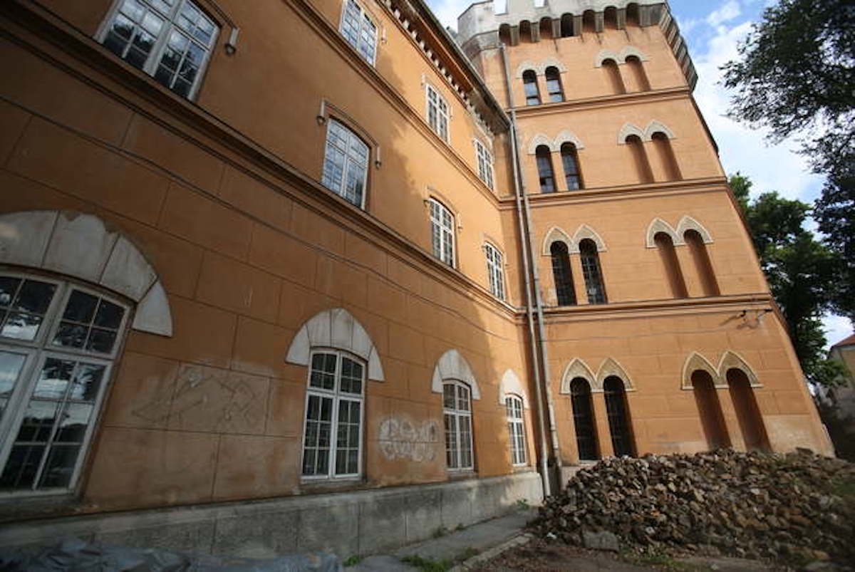 Ziduri medievale din secolul al XIV-lea descoperite în timpul lucrărilor de restaurare la Castelul Huniade din Timișoara, fostă reședință regală a regelui Carol Robert de Anjou