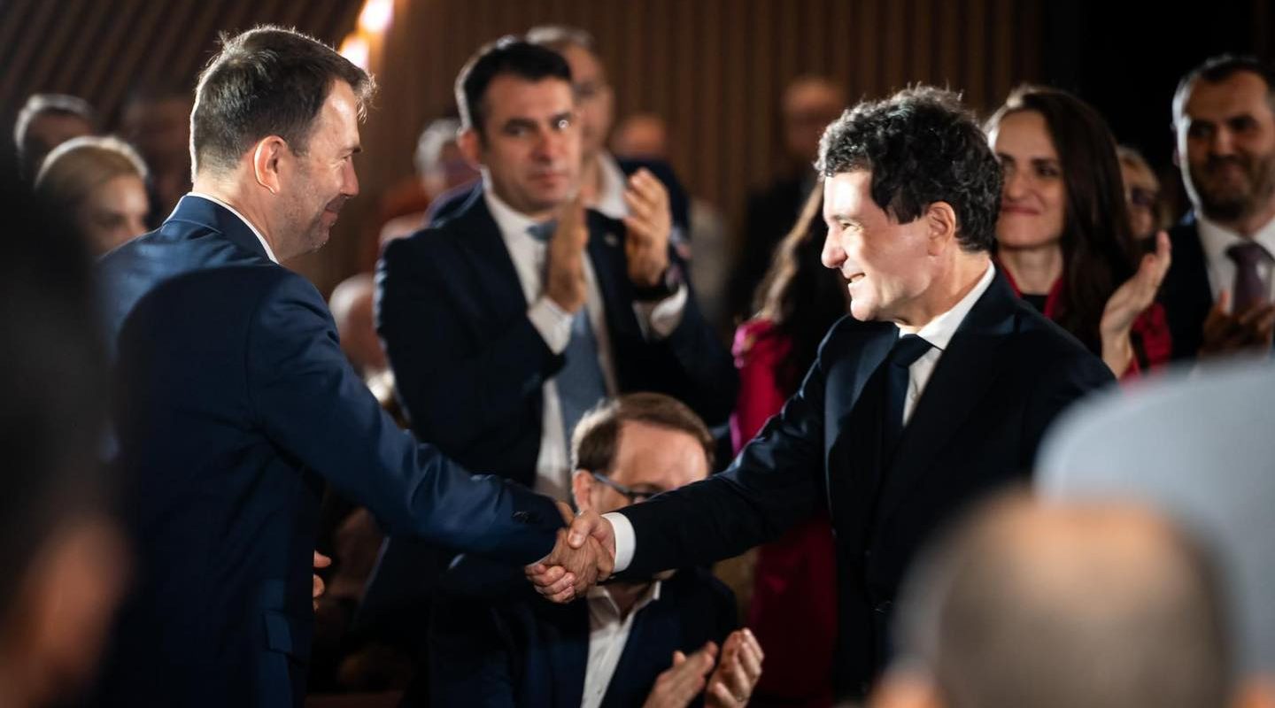 Cătălin Drulă critică ideea suspendării președintelui Nicușor Dan pentru participarea la lansarea candidaturii, sugerând că „le-ar fi de folos un ceai calmant”, și afirmă că „nu este un monarh, ci un om politic”, contrazicând mitul despre rolul președintelui într-un vid de activitate