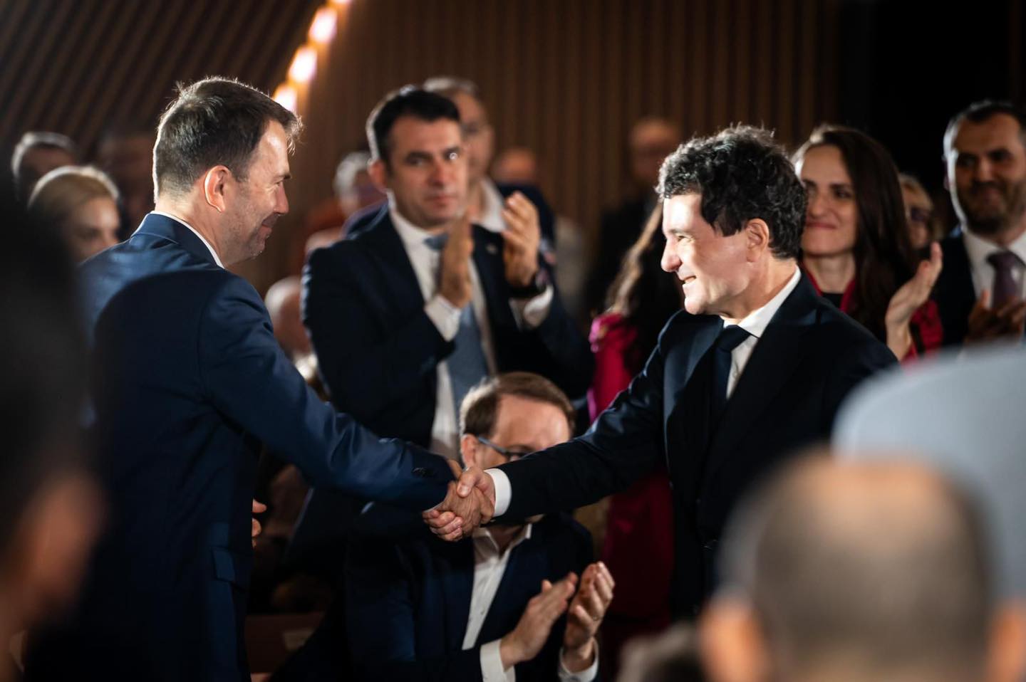 Cătălin Drulă critică ideea suspendării președintelui Nicușor Dan pentru participarea la lansarea candidaturii, sugerând că „le-ar fi de folos un ceai calmant”, și afirmă că „nu este un monarh, ci un om politic”, contrazicând mitul despre rolul președintelui într-un vid de activitate