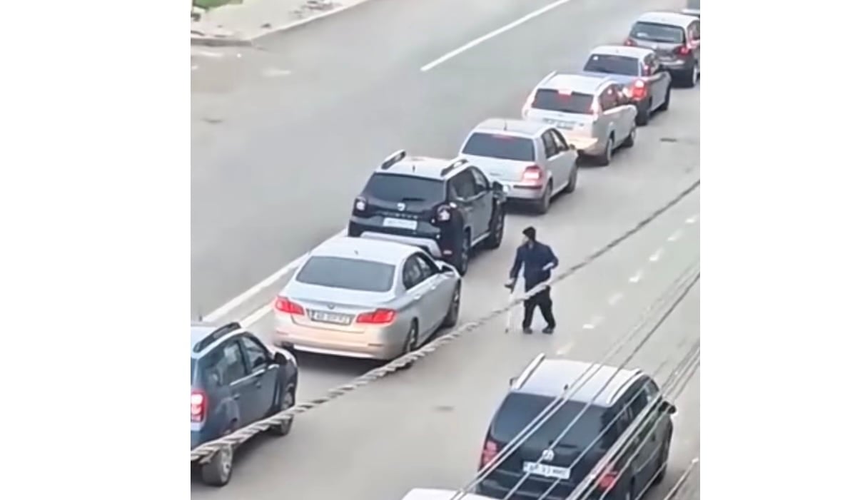 Video: Un polițist din Brașov surprinde un cerșetor care se „vindecă” miraculos, scăpând brusc de șchiopătat când ajunge într-o parcare, departe de privirile celorlalți / “Hai să nu mai susținem acest spectacol ieftin!”
