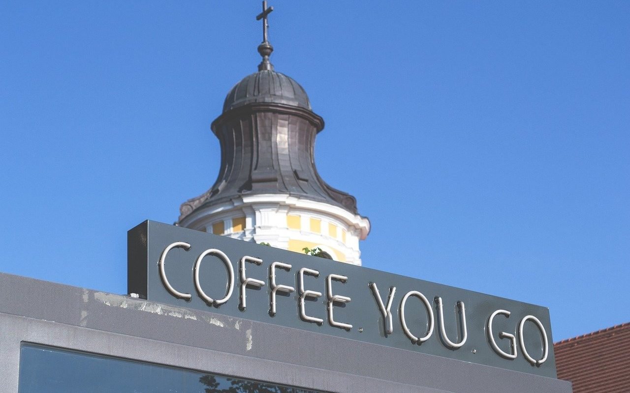 Industria Horeca se confruntă cu provocări majore: scăderea în Cluj, rezistență în Constanța, și reducerea deserturilor în Sibiu, pe fondul unor costuri crescute și a Veniturilor în declin ale populației