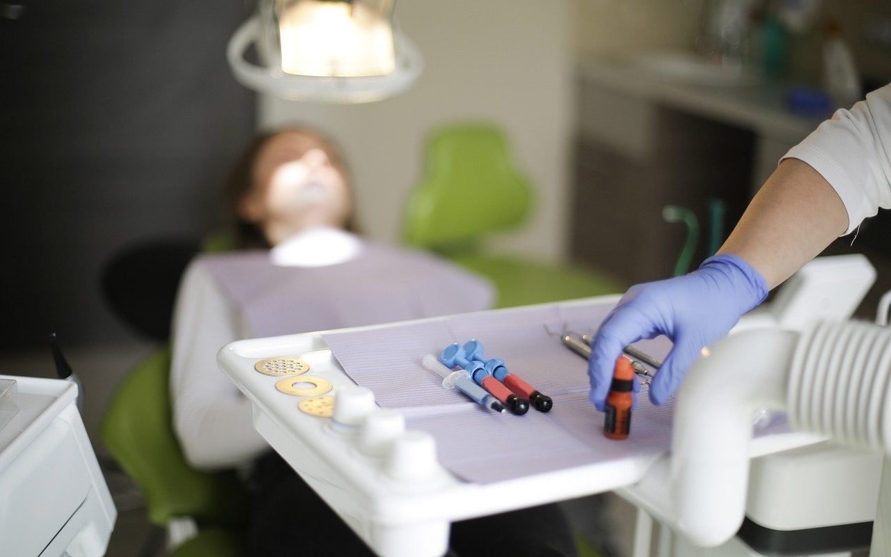 Rogobete afirmă că au fost identificate probleme la clinica stomatologică unde a decedat o fetiță: „Din punct de vedere administrativ, avem o clinică care nu funcționează corespunzător, funcționează improvizat și nu respectă normele”