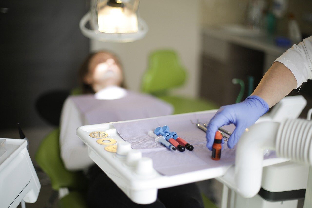 Rogobete afirmă că au fost identificate probleme la clinica stomatologică unde a decedat o fetiță: „Din punct de vedere administrativ, avem o clinică care nu funcționează corespunzător, funcționează improvizat și nu respectă normele”