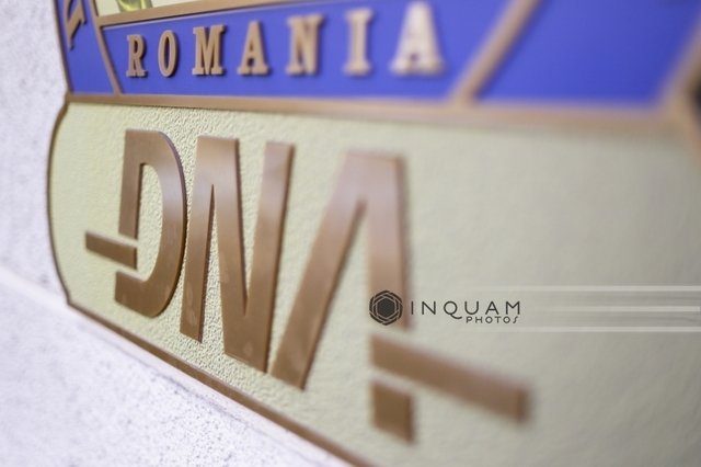 [ad_1] O persoană a fost reținută de procurorii DNA, fiind suspectată de propunerea unei mite de 1 milion de euro pentru ministrul Apărării, în scopul de a influența conducerea Romtehnica în încheierea unor contracte cu o firmă privată