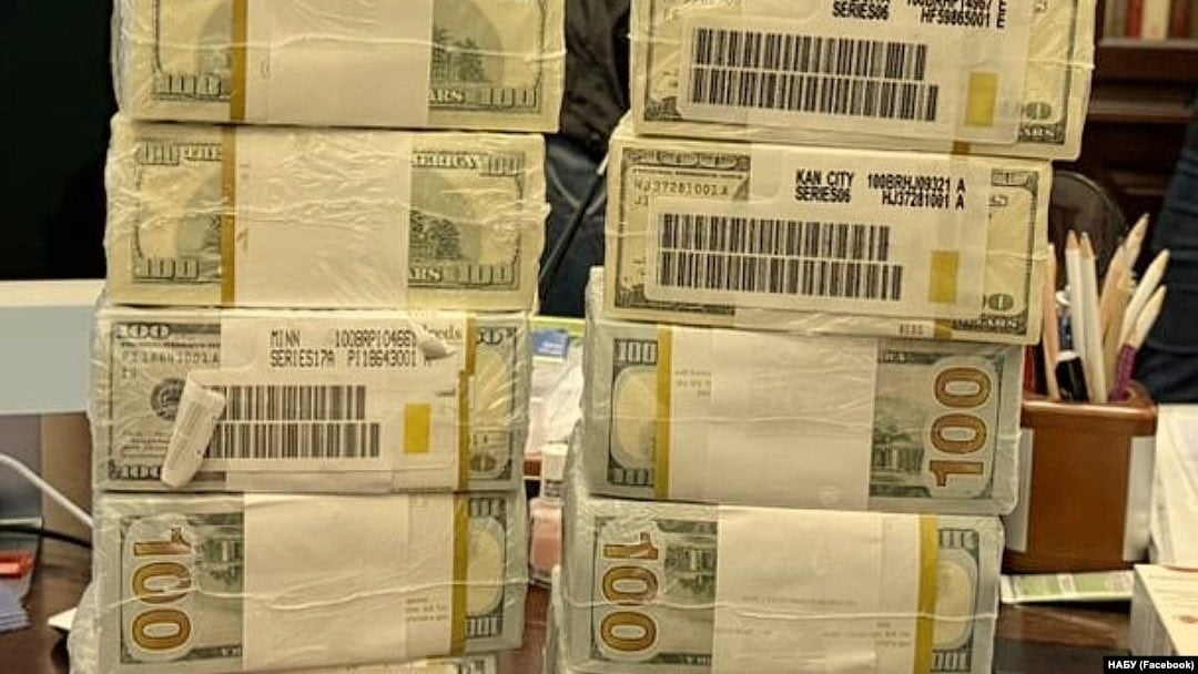 Acuzații de corupție în Ucraina: anchetă privind o mită de 100 de milioane de dolari din sectorul energetic, cu imagini ale banilor și solicitarea fostului lider Petro Poroșenko de schimbare a guvernului
