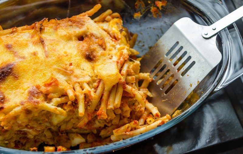 [ad_1] Pastele la cuptor reprezintă unul dintre cele mai cunoscute preparate din bucătăria italiană, însă nu orice tip de paste poate fi folosit aleatoriu, ci trebuie să urmezi anumite reguli pentru a obține rezultatul dorit