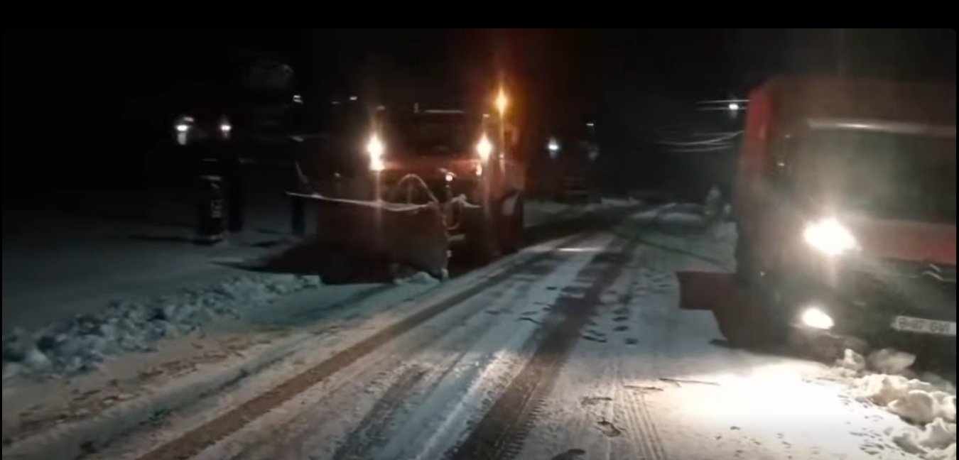 Lucrători în infrastructură acționează în zonele montane pentru curățarea drumurilor, unde ninge și temperaturile sunt scăzute la înălțimi mari