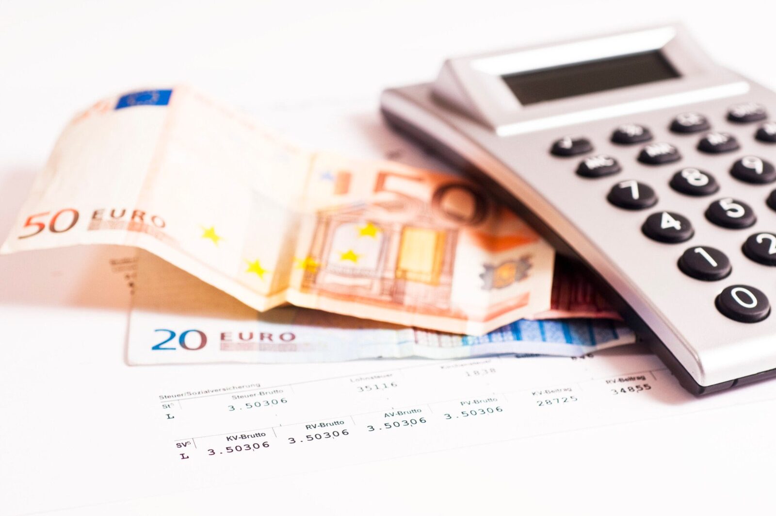 Produsul Intern Brut a înregistrat o reducere de 0,2% în trimestrul al treilea din 2025, iar Fondul Monetar Internațional și-a ajustat în scădere estimările privind avansul economic al României pentru anul următor
