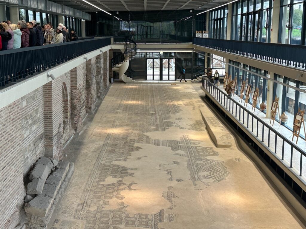 Imagini din interiorul Edificiului Roman cu Mozaic, o construcție de peste 2000 de ani, după restaurarea finanțată de Uniunea Europeană, finalizată în șapte ani / Acces liber până la sfârșitul anului