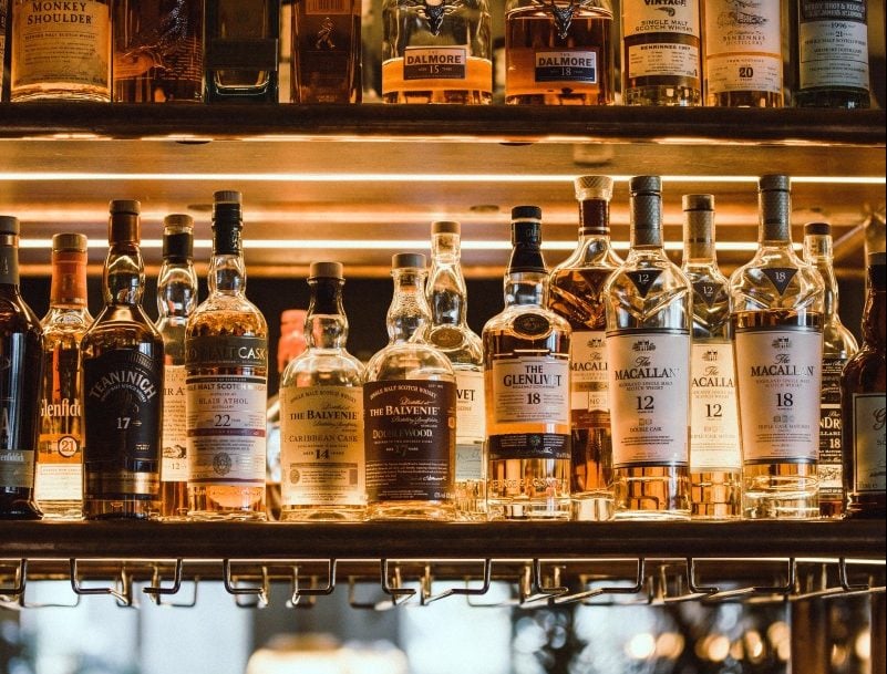 Producătorii de băuturi alcoolice solicită autorităților o reformare a modului de calcul al accizei, ceea ce ar putea genera statului venituri suplimentare de 3,6 miliarde de lei până în anul 2030