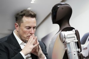 Elon Musk dansează lângă roboți umanoizi la întâlnirea acționarilor Tesla (video)