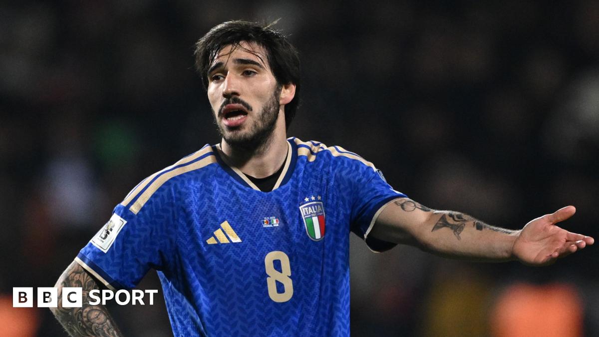[ad_1] Italia, campioană europeană în 2021, se confruntă cu dificultăți în calificările pentru Cupa Mondială Italia a câștigat Campionatul European în 2021, însă nu a mai jucat la o finală de Cupă Mondială din 2014, atunci când a învins Anglia, dar a pierdut în fața Costaricii și Uruguayului, nereușind să avanseze din faza grupelor