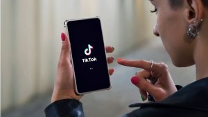 TikTok oferă acum opțiunea de a controla câte clipuri cu conținut AI vrei să vizionezi