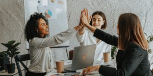 Interviu despre rolul comunităților în schimbarea viitorului femeilor în tehnologie – Roxana Sluser