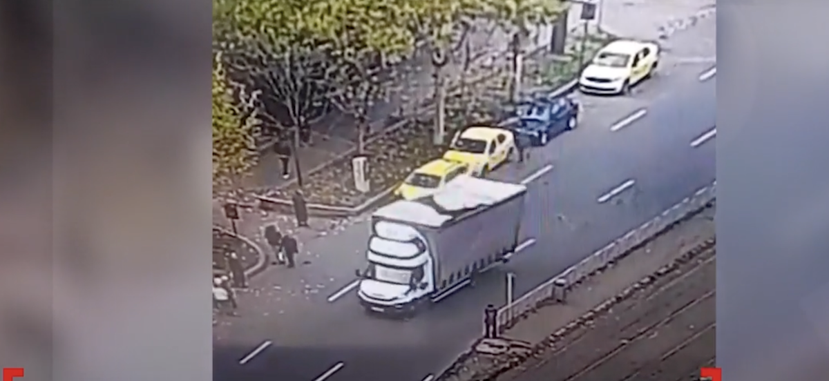 Femeie rănită grav în urma incidentului cu cablul de curent al tramvaiului, internată la spital. Cablul era coborât sub nivelul obișnuit, iar angajații Societății de Transport București se aflau la lucru în zona unde s-a produs accidentul.