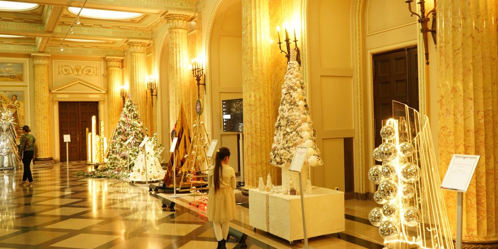 Festivalul Brazilor de Crăciun 2025: Designeri și artiști români creează brazi unici, care vor fi scoși la licitație pe 4 decembrie