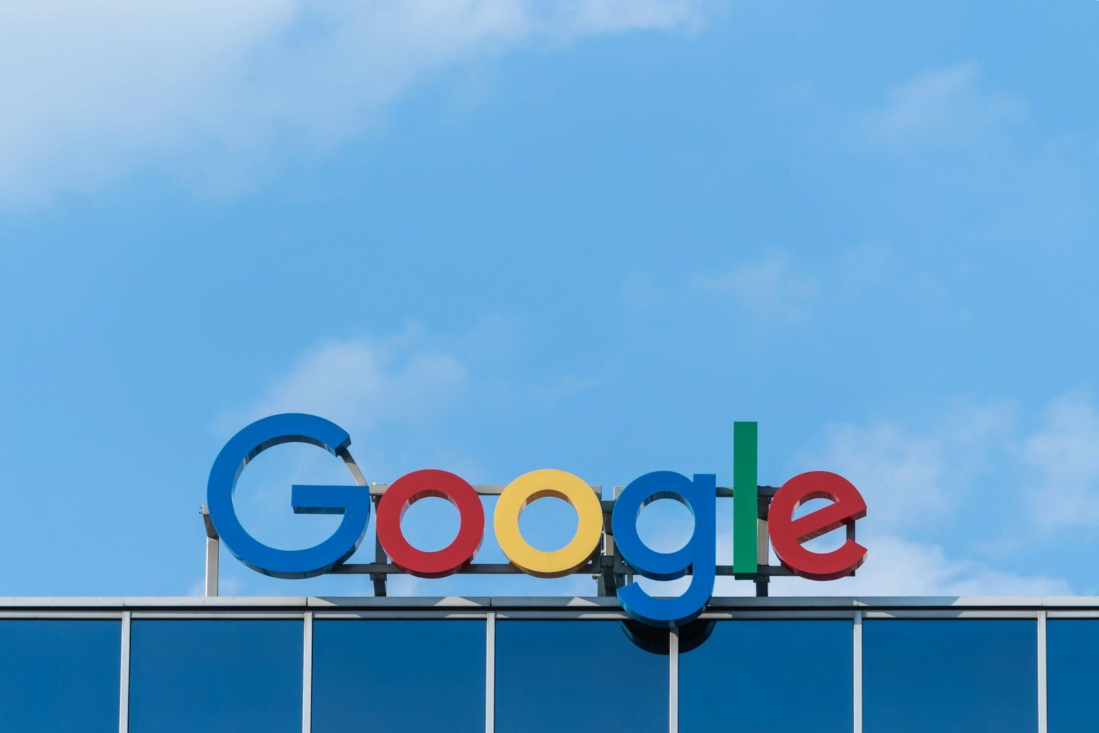 Google utilizează mesajele de email ale utilizatorilor pentru antrenarea inteligenței artificiale și modul în care puteți împiedica acest lucru
