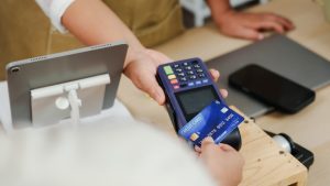 Pericolele plăților tap-to-pay: cum te pot face să rămâi fără bani din cont