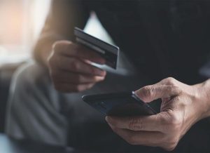 Șofer de mașină de gunoi fură identitățile colegilor și obține credite de peste 110.000 lei