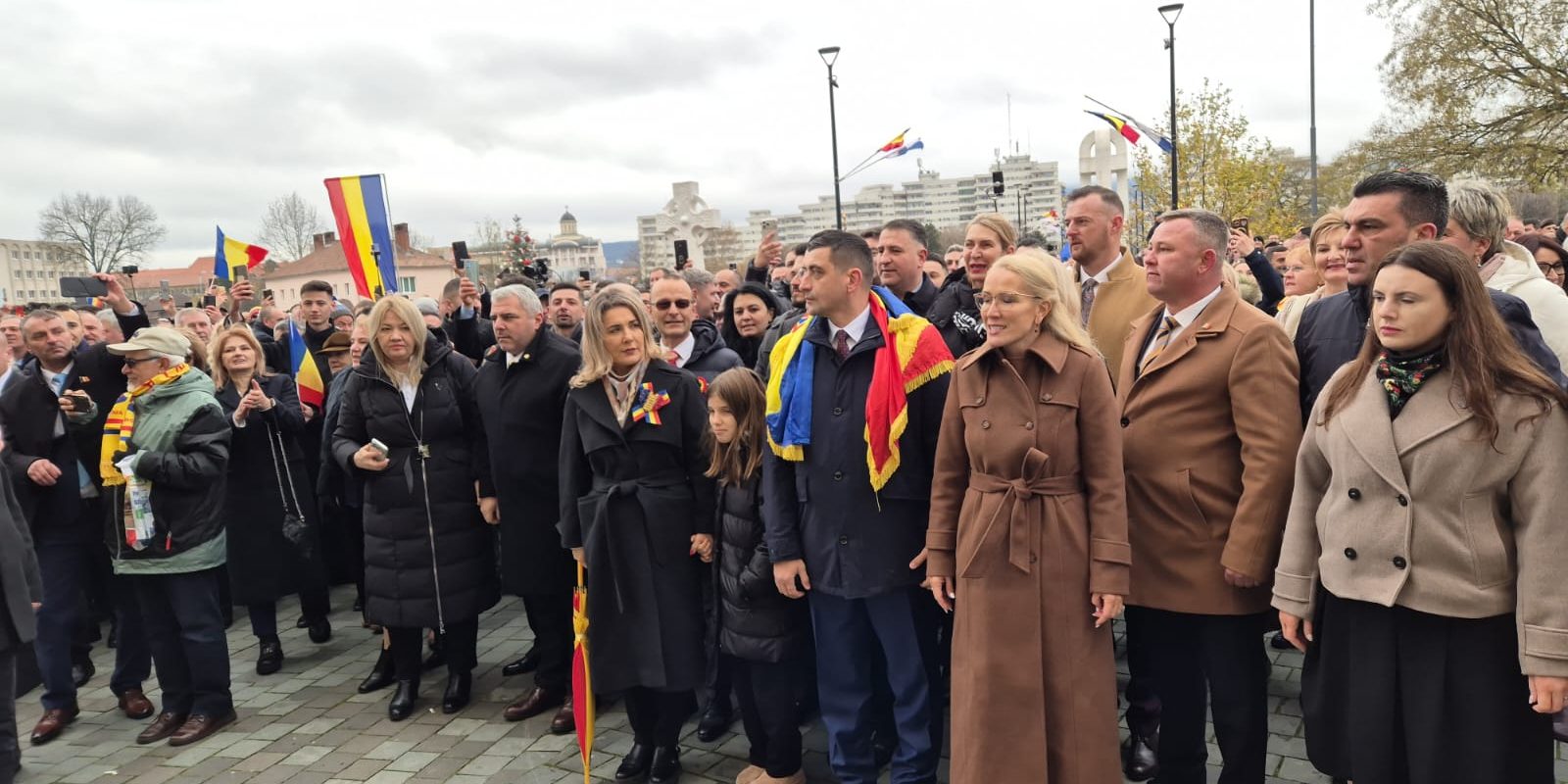 Voci de nemulțumire la Alba Iulia în timpul depunerii de coroane în numele președintelui României și al USR, fluierate de susținătorii AUR