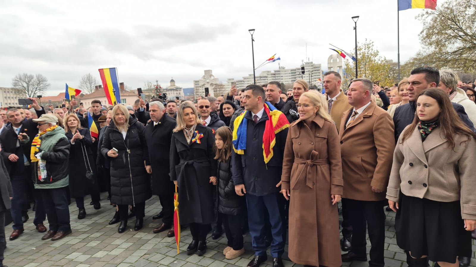 Voci de nemulțumire la Alba Iulia în timpul depunerii de coroane în numele președintelui României și al USR, fluierate de susținătorii AUR