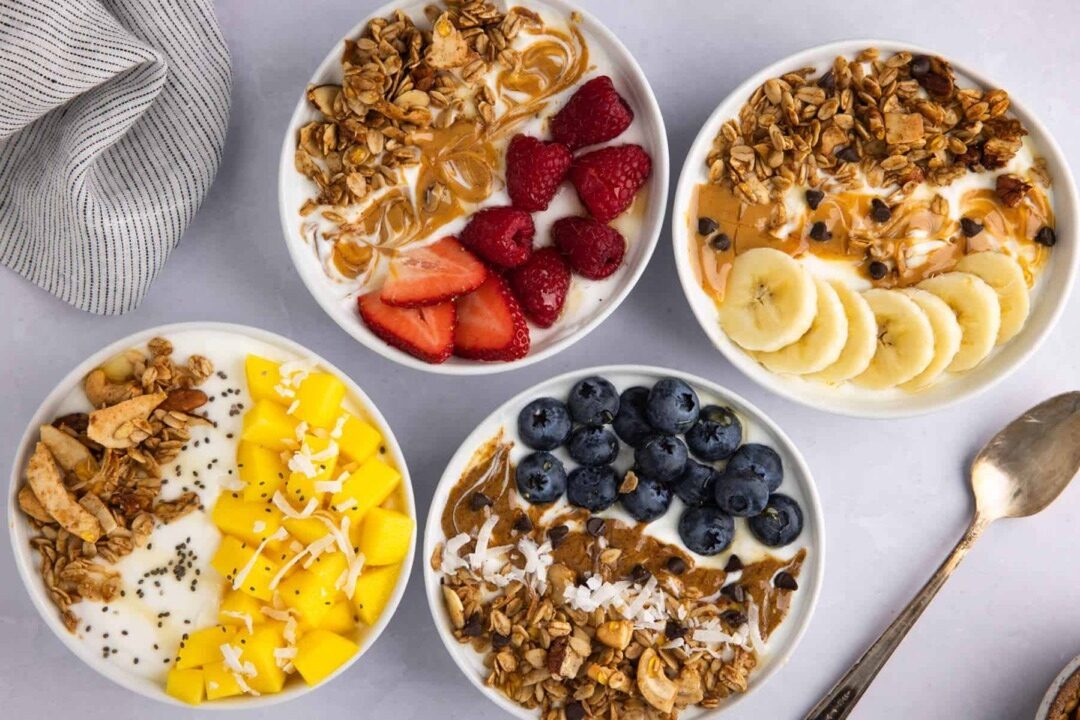 [ad_1] Un mic dejun energizant și delicios constă într-un bol cu iaurt, fructe proaspete și granola de ciocolată
