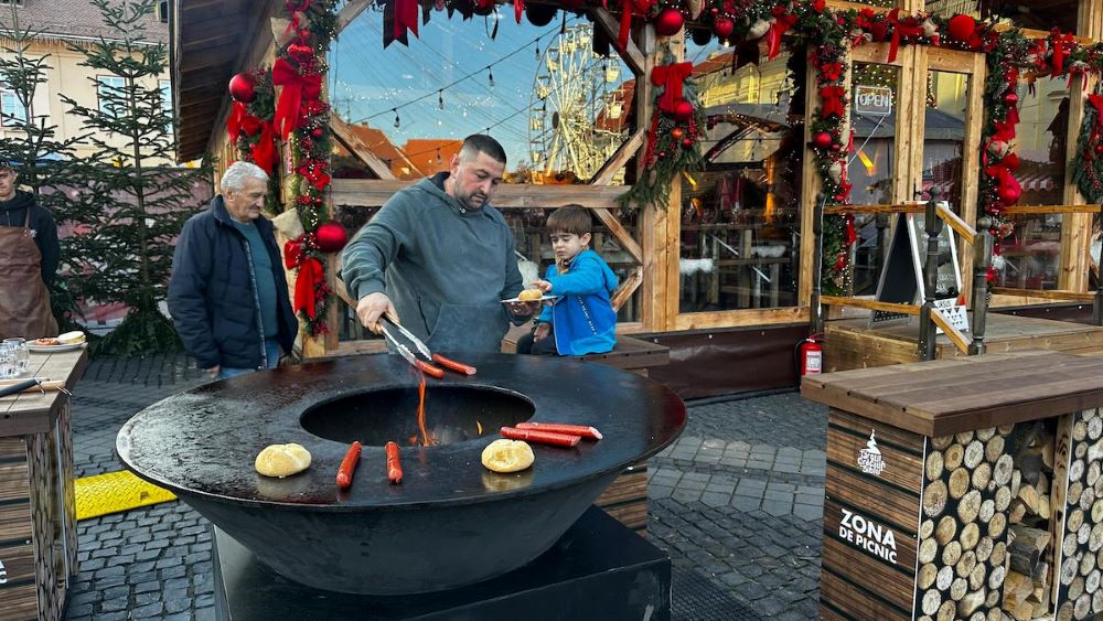[ad_1] În Piața Mare din Sibiu, pe durata Târgului de Crăciun, vizitatorii au posibilitatea să-și prepare singuri cârnații pe o plită încălzită cu lemne