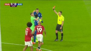 Incident surprinzător în Premier League: Idrissa Gueye, eliminat direct în meciul cu United după ce l-a lovit pe un coleg