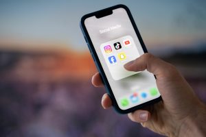 Australienii sub 16 ani nu mai pot accesa rețelele sociale, anunță autoritățile oficiale